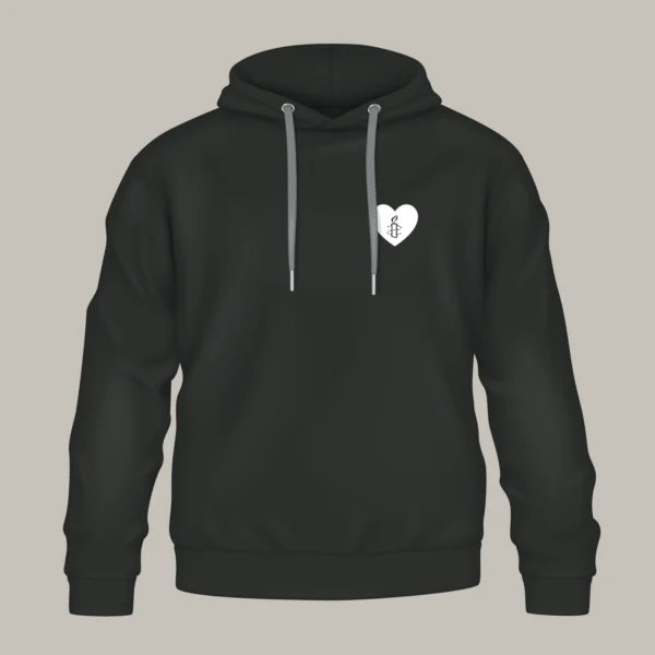 Schwarzer Hoodie, auf der Brust ein kleines Herz mit der Amnesty-Kerze