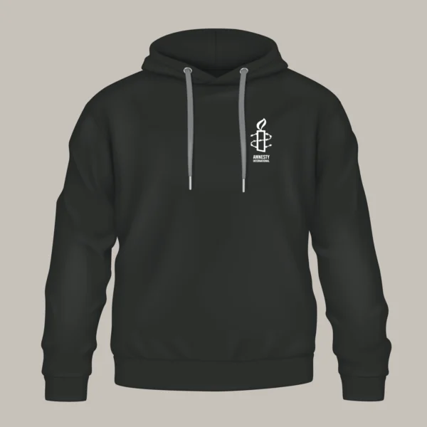 Schwarzer Hoodie, auf der Brust das Amnesty-Logo mit der Kerze