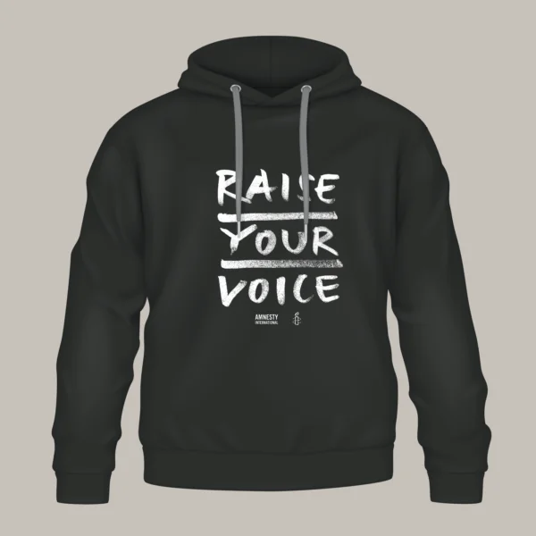 Schwarzer Hoodie, vorne der Aufdruck „Raise Your Voice“