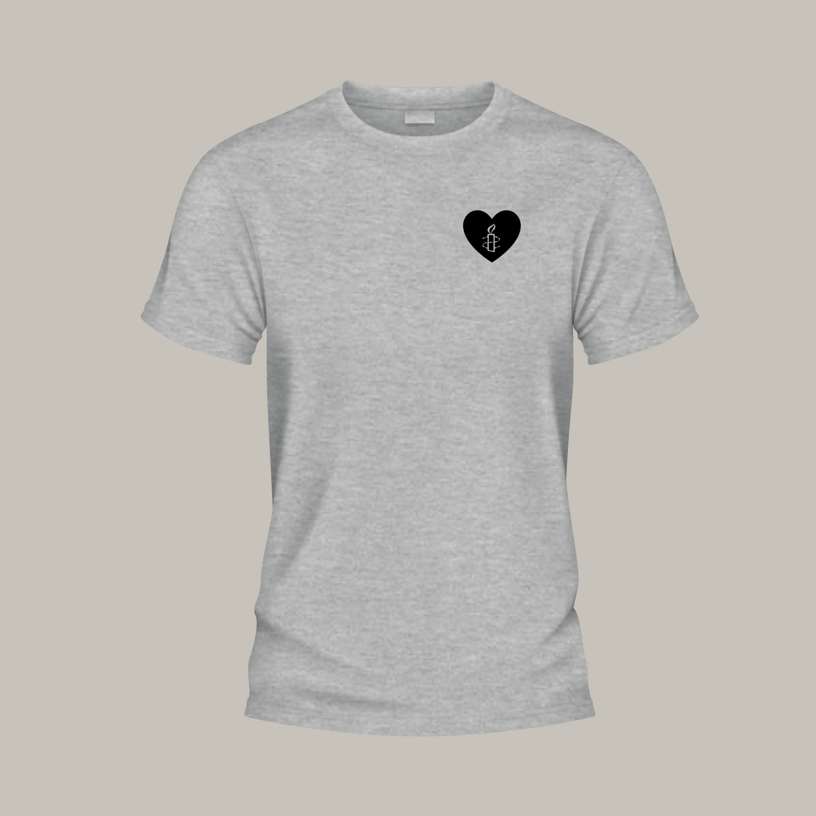 Grau meliertes T-Shirt, auf der Brust ein kleines Herz mit der Amnesty-Kerze