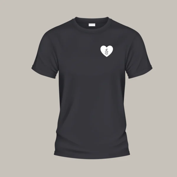 Schwarzes T-Shirt, auf der Brust ein kleines Herz mit der Amnesty-Kerze