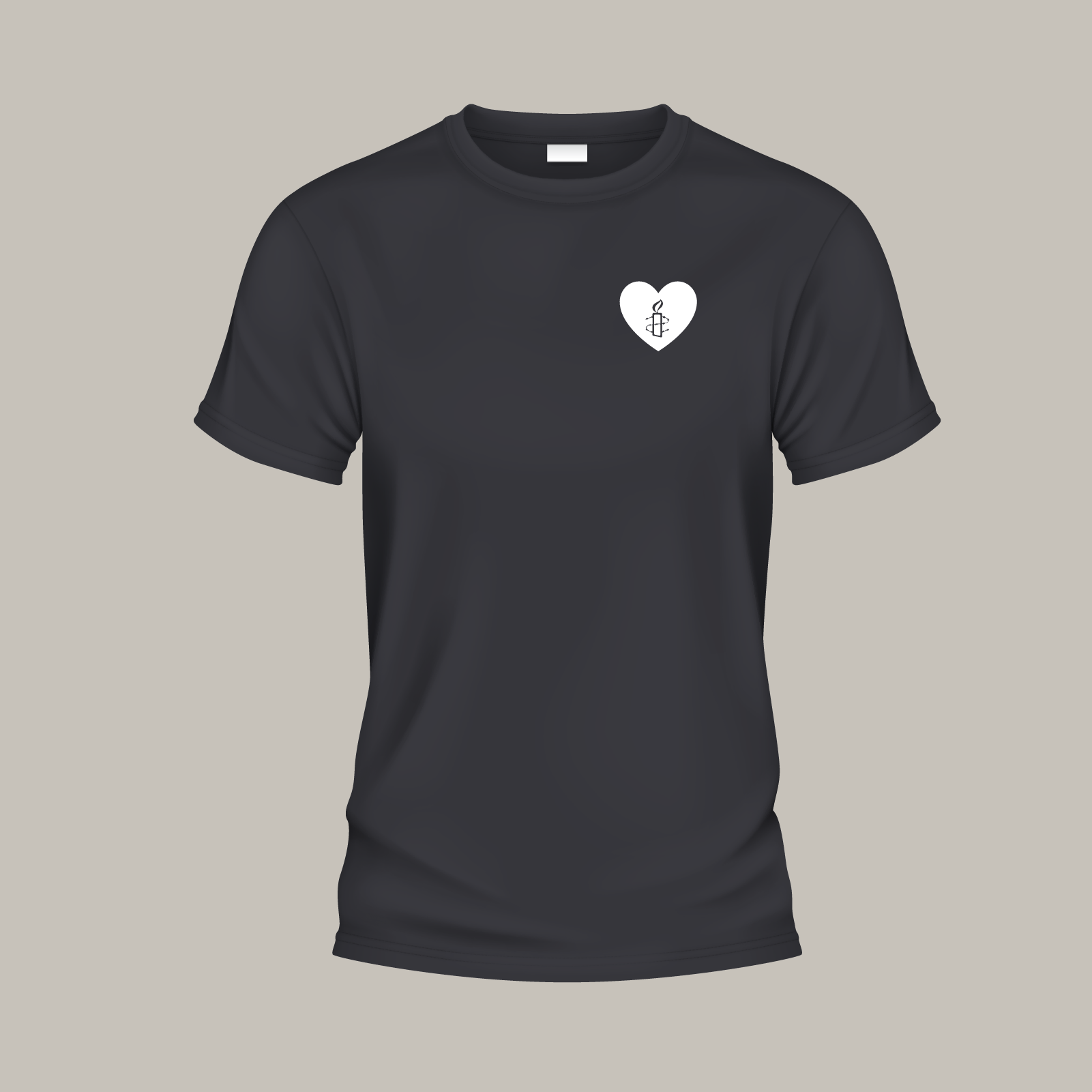 Schwarzes T-Shirt, auf der Brust ein kleines Herz mit der Amnesty-Kerze