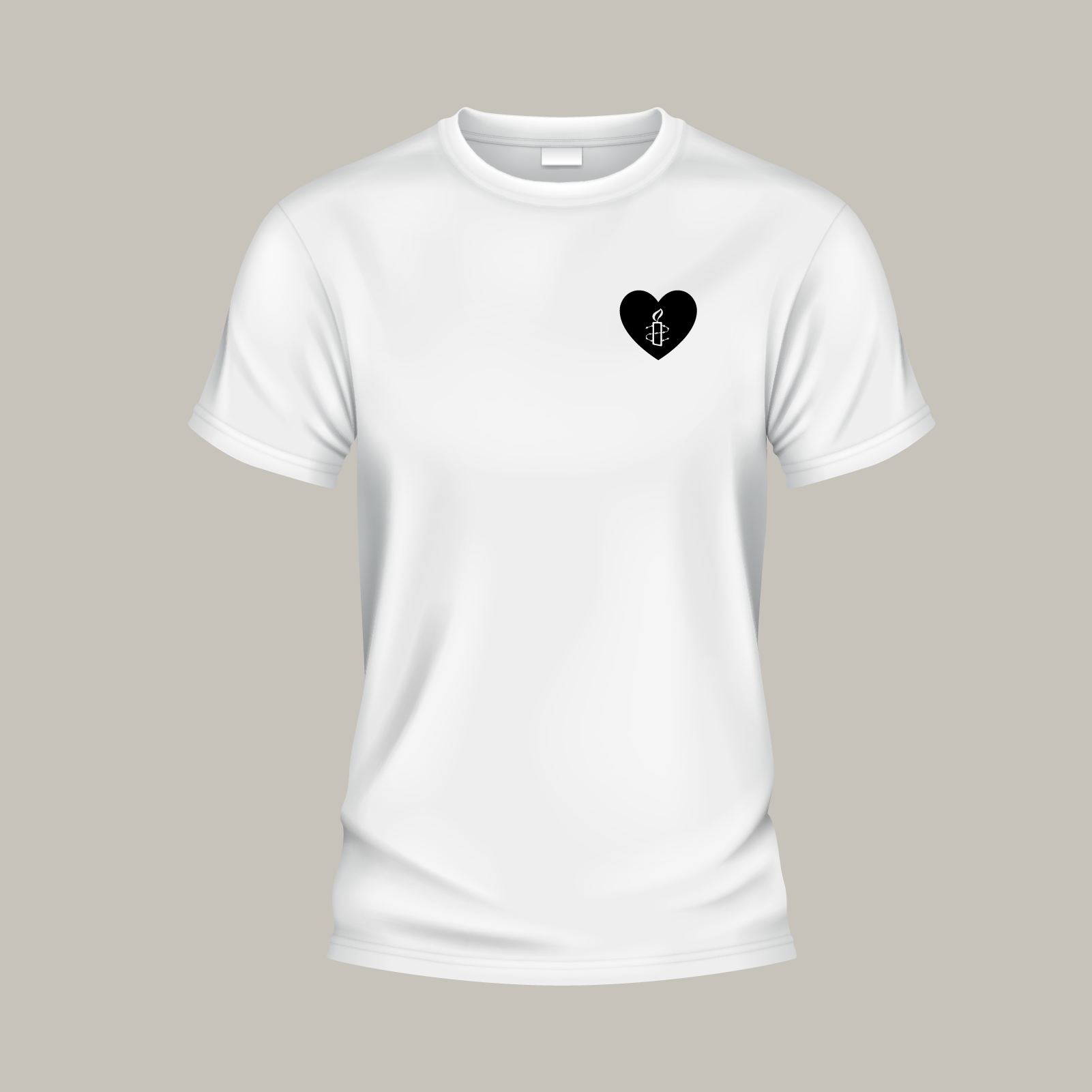 Weißes T-Shirt, auf der Brust ein kleines Herz mit der Amnesty-Kerze