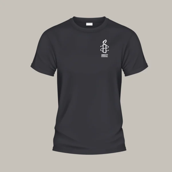Schwarzes T-Shirt, auf der Brust das Amnesty-Logo mit der Kerze
