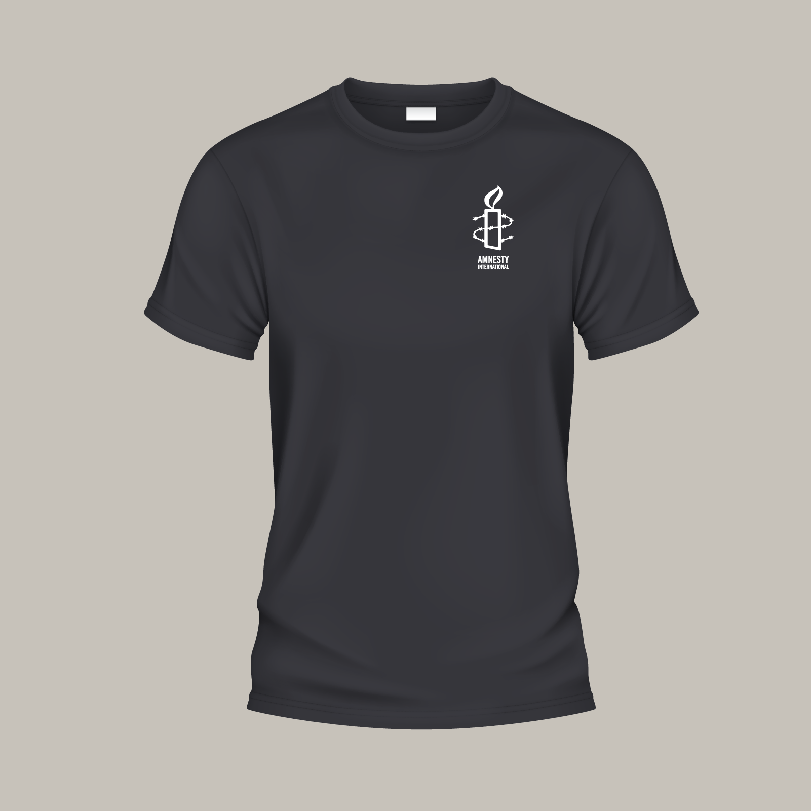 Schwarzes T-Shirt, auf der Brust das Amnesty-Logo mit der Kerze