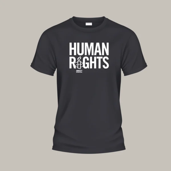 Schwarzes T-Shirt, vorne der Aufdruck „Human Rights“