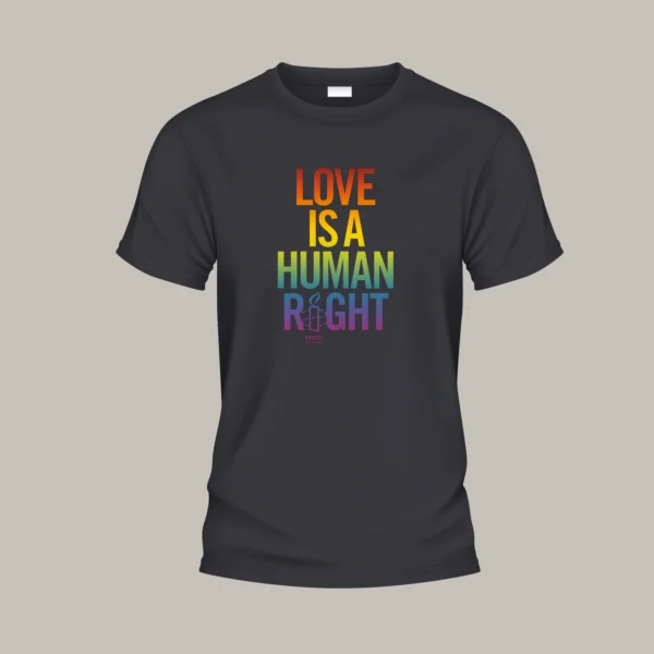 Schwarzes T-Shirt, vorne der Aufdruck „Love Is A Human Right“ in Regenbogenfarben