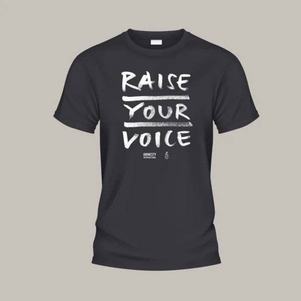 Schwarzes T-Shirt, vorne der Aufdruck „Raise Your Voice“