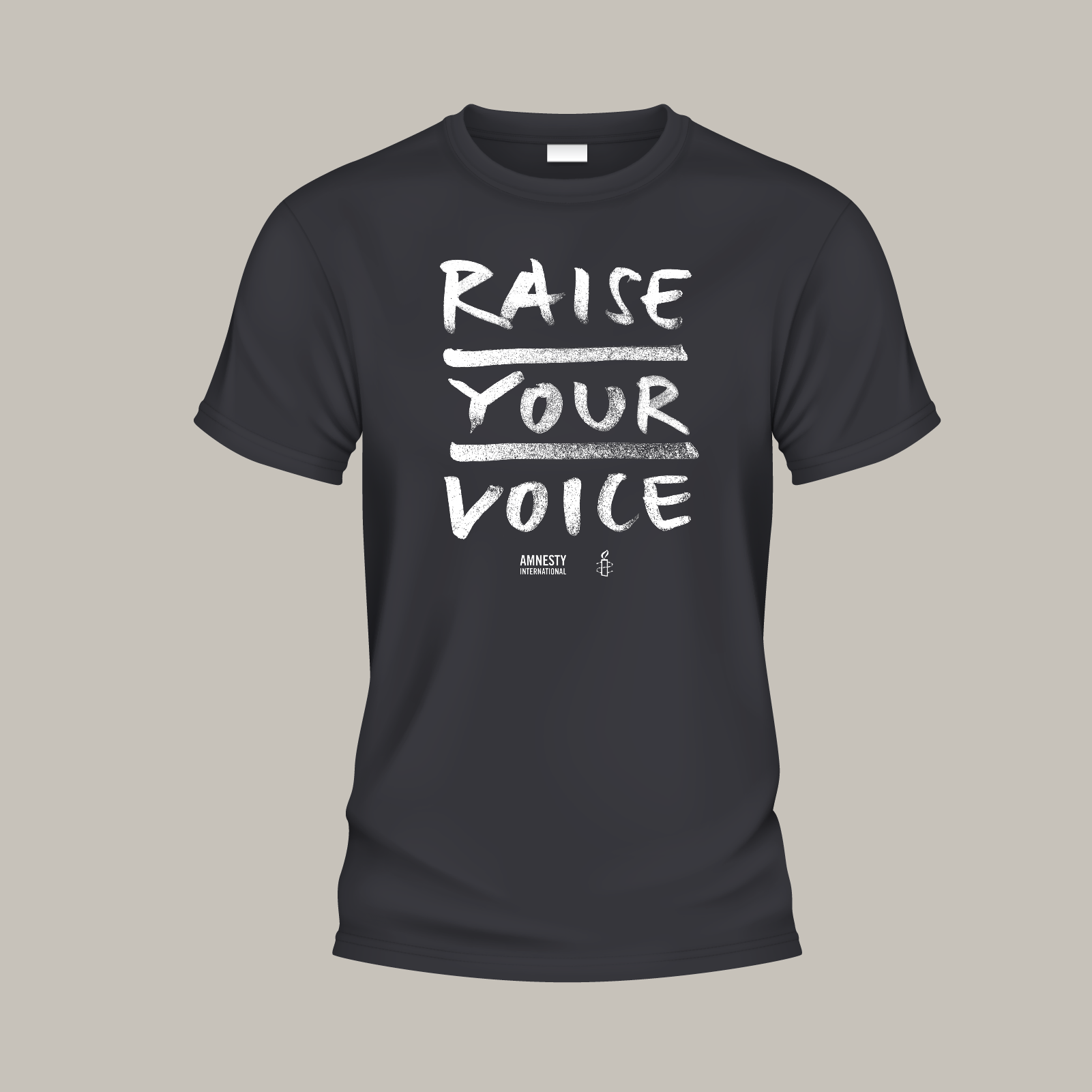 Schwarzes T-Shirt, vorne der Aufdruck „Raise Your Voice“