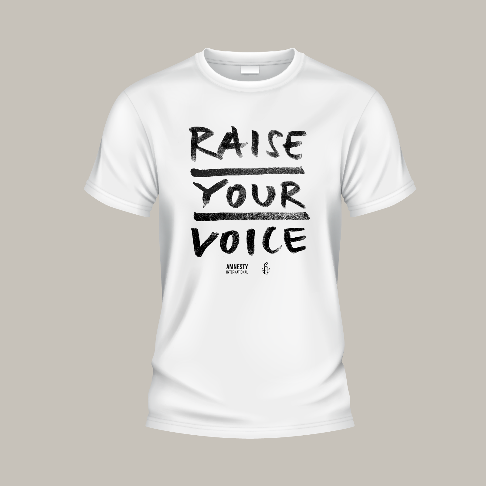 Weißes T-Shirt, vorne der Aufdruck „Raise Your Voice“