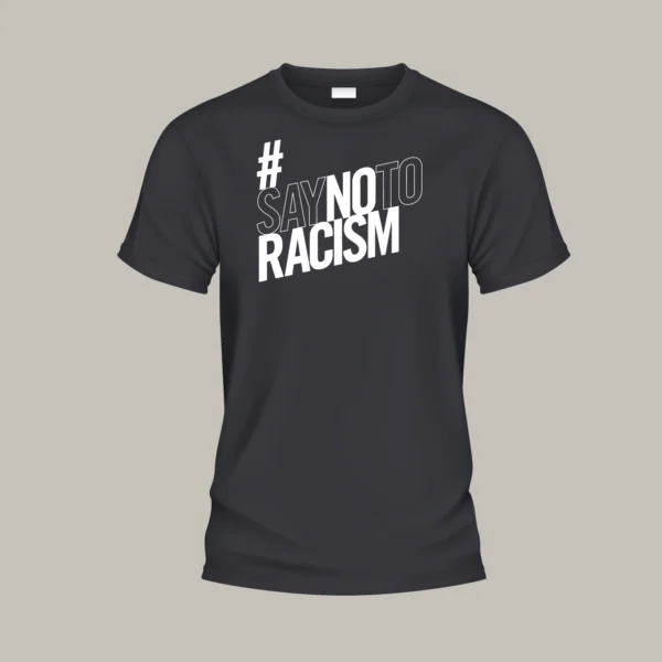 Schwarzes T-Shirt, vorne der Aufdruck „Say NO To Racism“